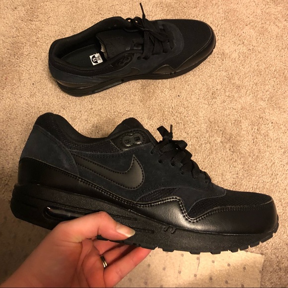 air max 1 essential triple black